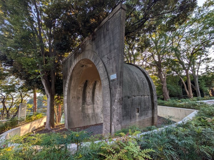 前側の全景。坑門の翼壁も立派だ。演習用トンネル周囲はきれいに整備された。木々の木陰にたたずんでいる。