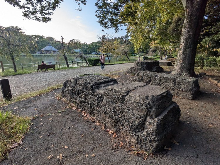 並列の台座をみる。深い溝が数本あり、この上にクレーンがのっかっていたのだろうか。