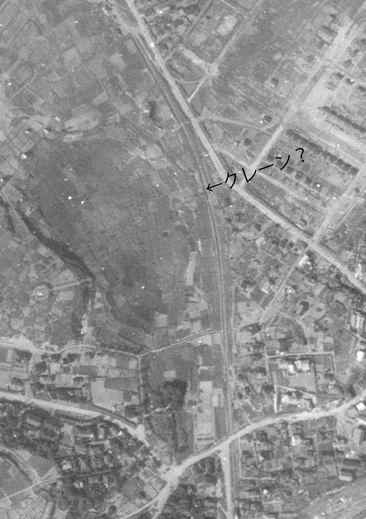 米軍撮影拡大2。上記米軍撮影航空写真を拡大した。丸い陣地のようなところがクレーンなのだろうか。引用:国土地理院「地図・空中写真閲覧サービス」1947/9/24米軍撮影、USA-M504-168-千葉を拡大加筆加工。
