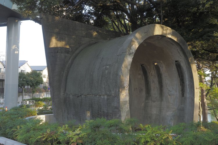 長さが5ｍほどと短い。後ろから見てもトンネルと分かるのだが、ここに山は存在しないし……。