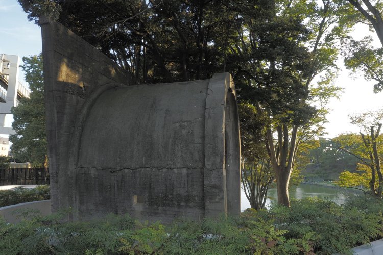 横から見るとその短さがよく分かる。この上に索道があって落下防止の覆いかと想像してみるが、実際は演習用である。