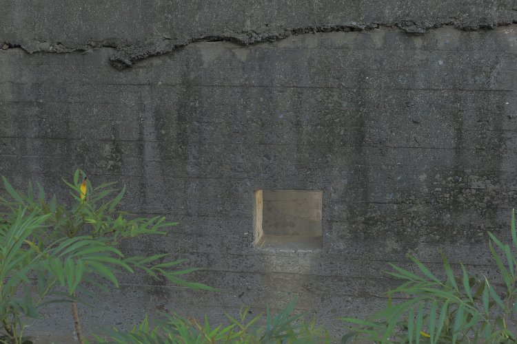 側面部は演習時に使用したのか、正方形の穴が開けられていた。何の目的かは分からない。