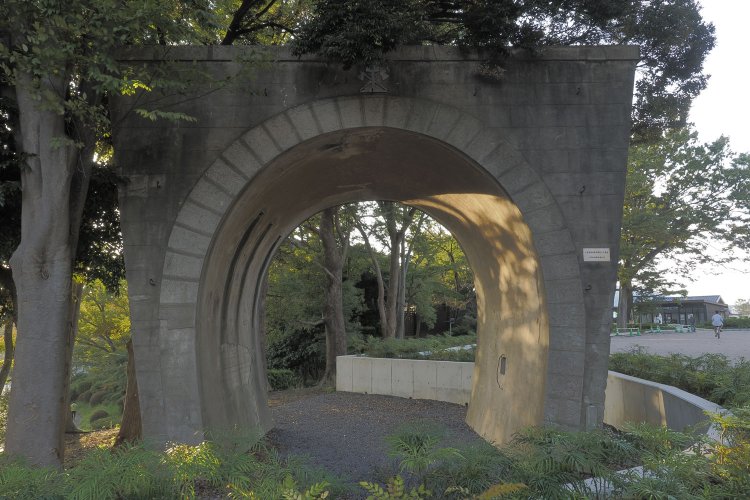 前部。コンクリート構造であるが、坑門には迫石もかたどられている。結構本格的だ。鉄道連隊の紋様も誇らしげ。