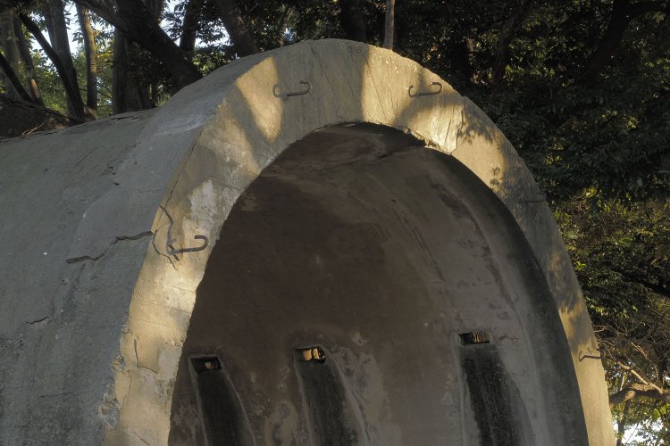 後ろ側部分。金具が等間隔にあって、何かを引っかけるためだと思われる。暗幕を掛けて下ろし、内部を真っ暗にして演習したのだろうか。