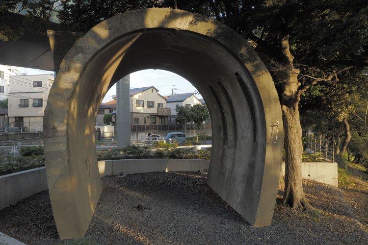 後ろの部分。トンネルの側壁厚みは20cⅿほどか。内部の右側にも3カ所の小さな横穴が空いている。空気穴なのだろうか。