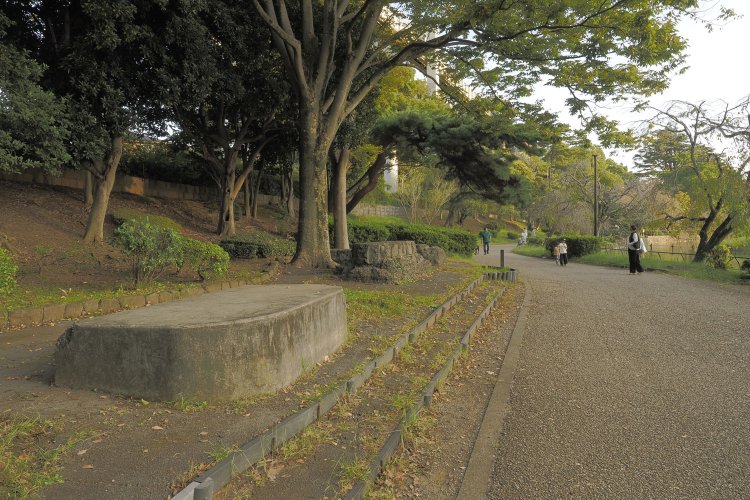 池のほとりの散策路に沿ってコンクリートの塊がいくつかある。手前のツルッとした面の塊は遺構なのだろうか。座りやすい高さだった。