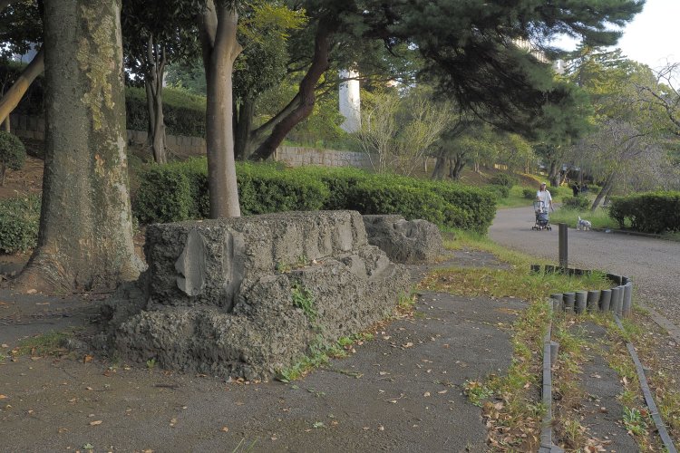 ウインチ台跡は腰掛けるには高すぎた。粗面なので痛いし、衣服の生地もダメージを受けそう。