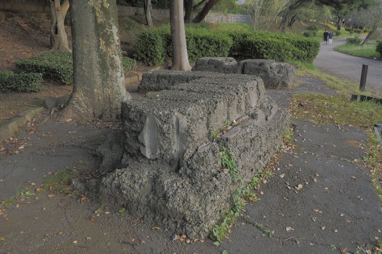 奥のコンクリートがウインチ台跡と呼ばれているもの。粗面で劣化しているようにみえる。