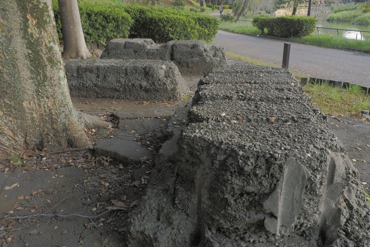 並列と垂直にひとつ。どういう配列でクレーンかウインチがあったのか気になる。上面はご覧の通りごつごつとしている。