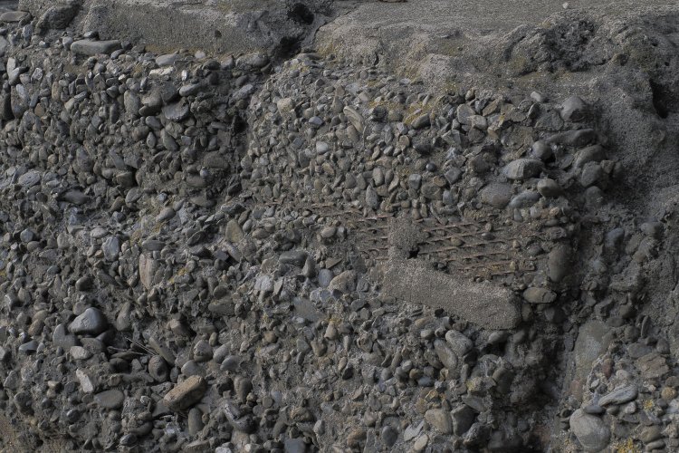 コンクリート面を観察。網板のようなものが埋め込まれていて、素材として埋め込んだのか、他の目的があったのか謎である。