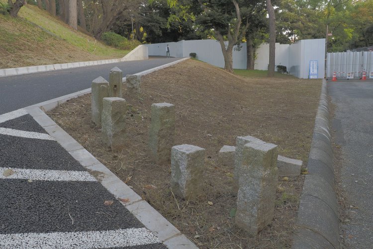 千葉公園内には突如として標石のようなものが纏まって立っていた。陸軍の境界石にも思えるが、こんなに集団で固まるのは不自然なので、抜いたものをオブジェのように置いたのか？