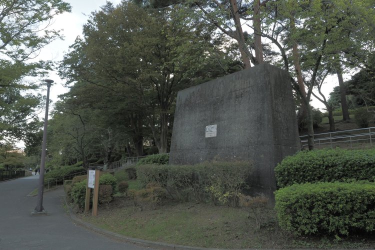 演習用橋脚の全景。単線幅でコンクリート製。のっぺらな構造ゆえに「ぬりかべ」を連想してしまう。