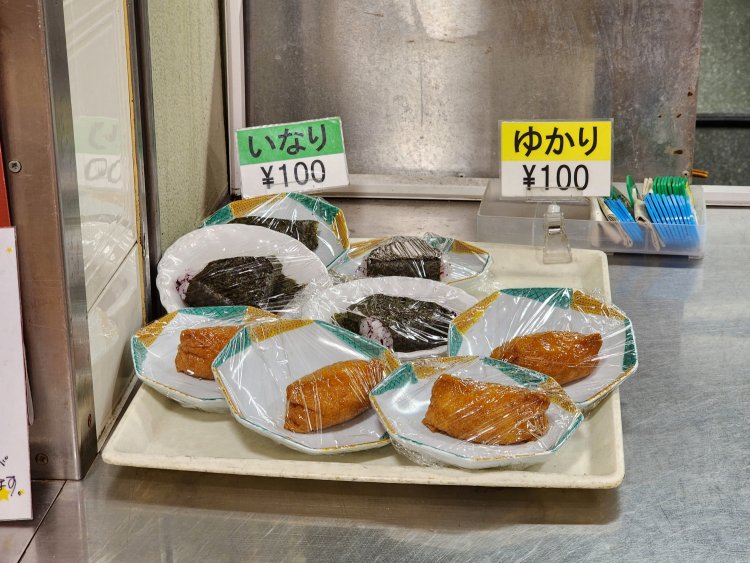 受け取りカウンターの隅にゆかりおにぎりといなりが。こうやって置かれると、ついトレーにのせちゃうよねー。