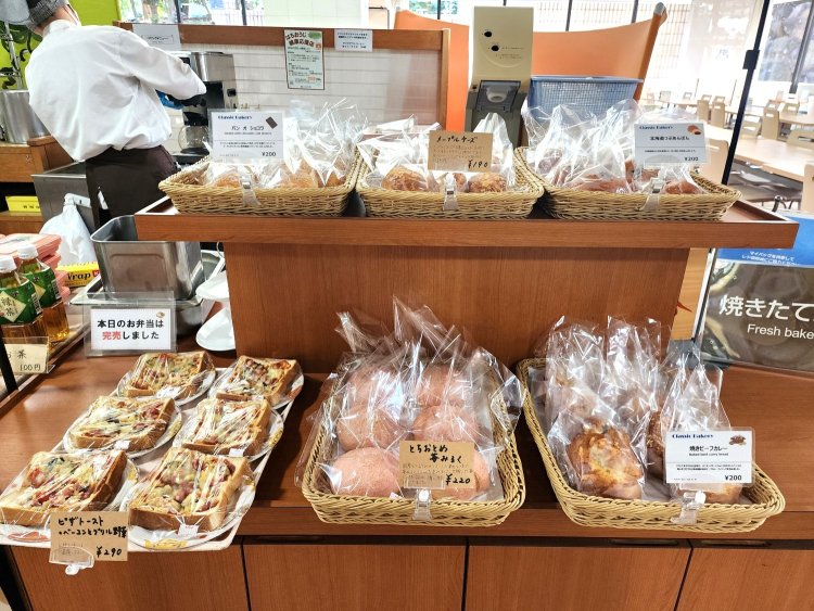 店内で成形し焼き上げる自家製パン。