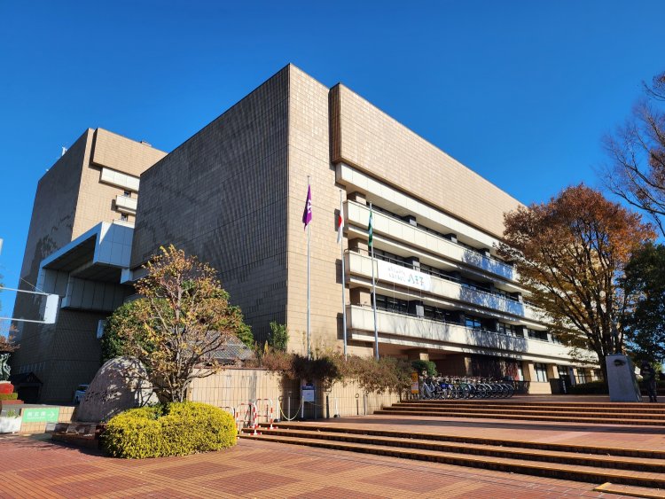 八王子市役所本庁舎。手前の建物が議会棟。