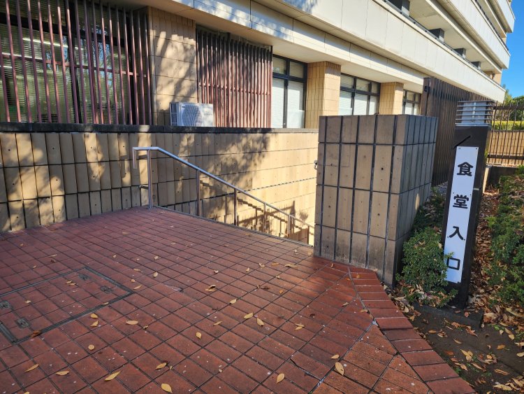 議会棟の正面を通り過ぎたところにある「食堂入口」の標柱が目印。