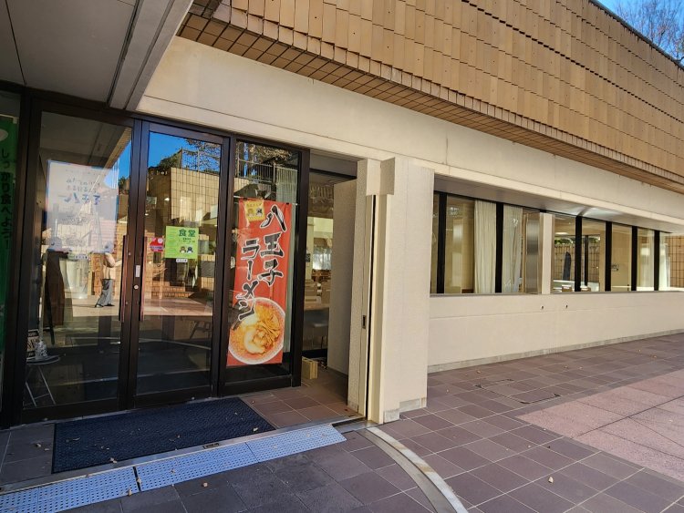 階段を下ると食堂の入り口には八王子ラーメンののぼりが。