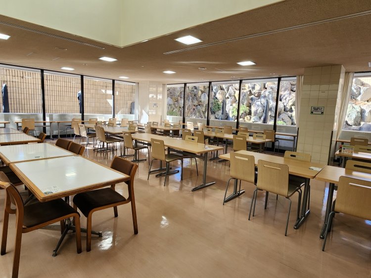 席間にゆとりがあって広々とした店内。窓際はカウンター席になっている。