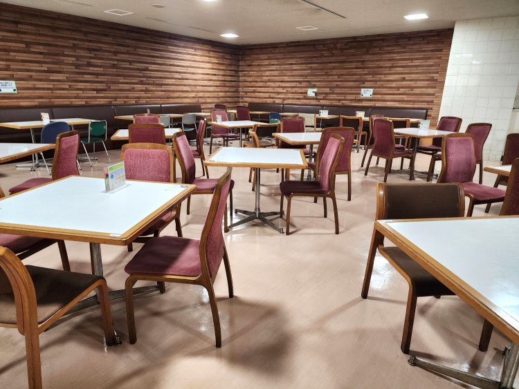 奥のほうのエリアはソファ席もあり落ち着いた雰囲気。