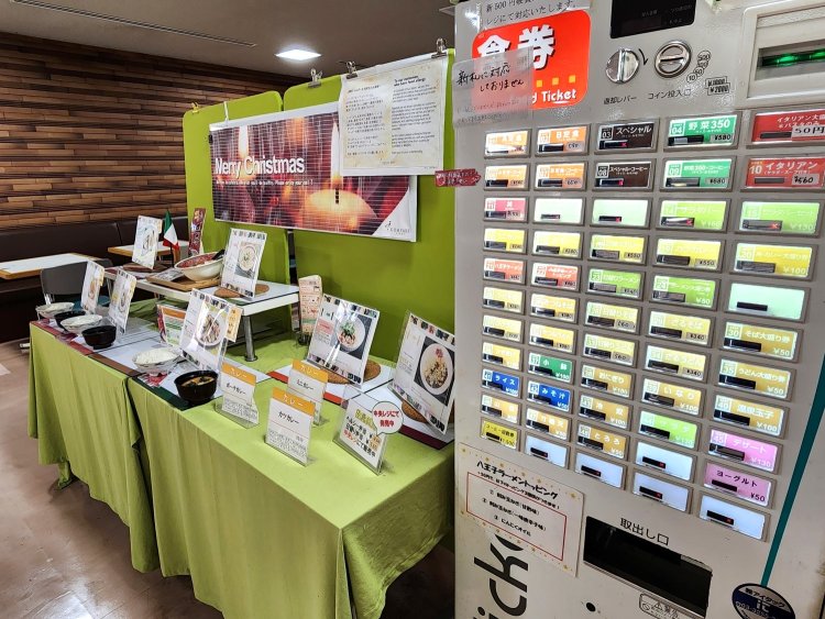 券売機の横のテーブルでその日の日替わりメニューが確認できる。