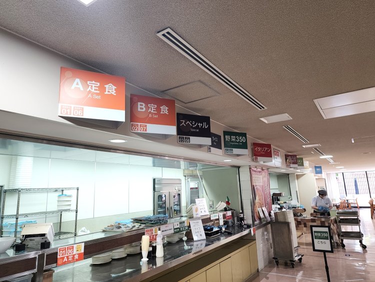 昼の12時から13時は市役所の職員さんで大行列になるので避けるのが無難。