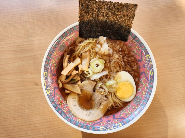 刻みタマネギのほか、のり、ゆで玉子、チャーシュー、メンマに長ネギものる。このクオリティで440円！