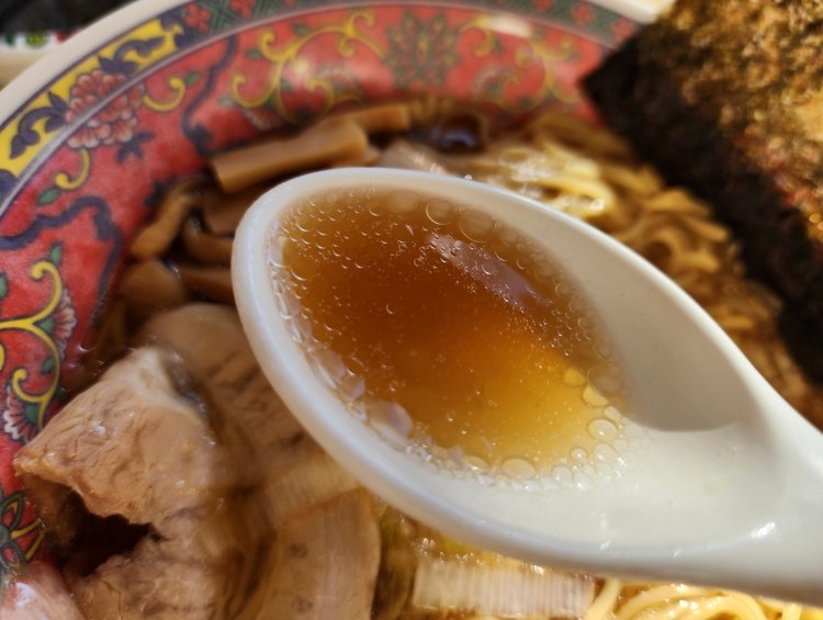 スープは鶏ガラと香味野菜で仕込んだ自家製、タレもまた自家製と本格的。油がキラキラと光る。