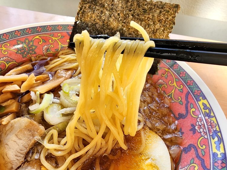 麺は中太ストレート麺。スープとの相性抜群。