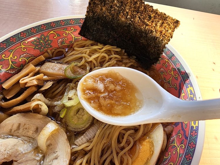 スープに浮かぶ油がタマネギの臭みや辛味を和らげてくれる。後味もすっきり。