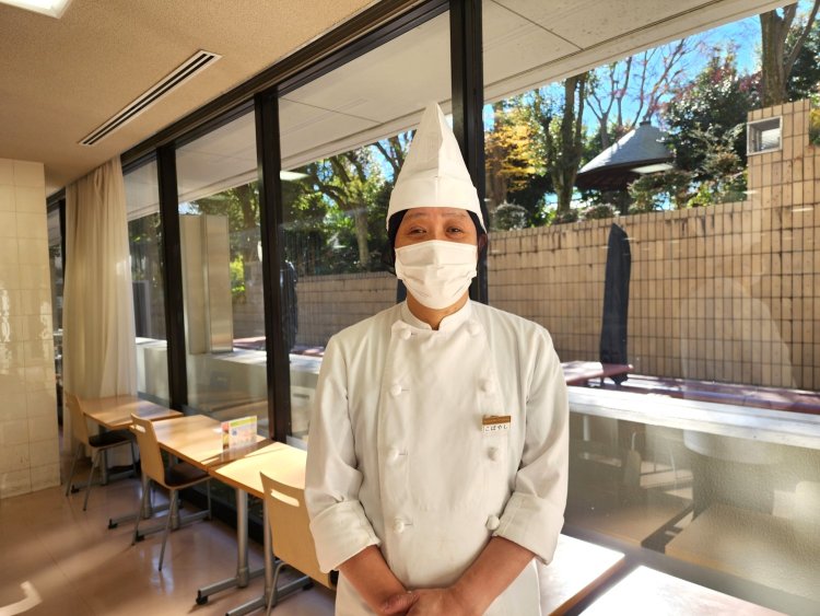 店長の小林仁さん。八王子ラーメンのスープは店舗で毎日仕込んでいる。