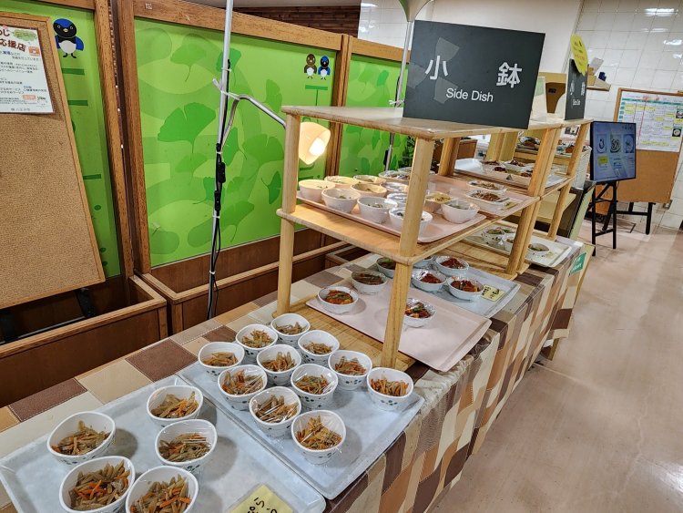 小鉢は各自で好きなものをトレーに取る方式。冷ケースにはサラダやデザート、各130円も。