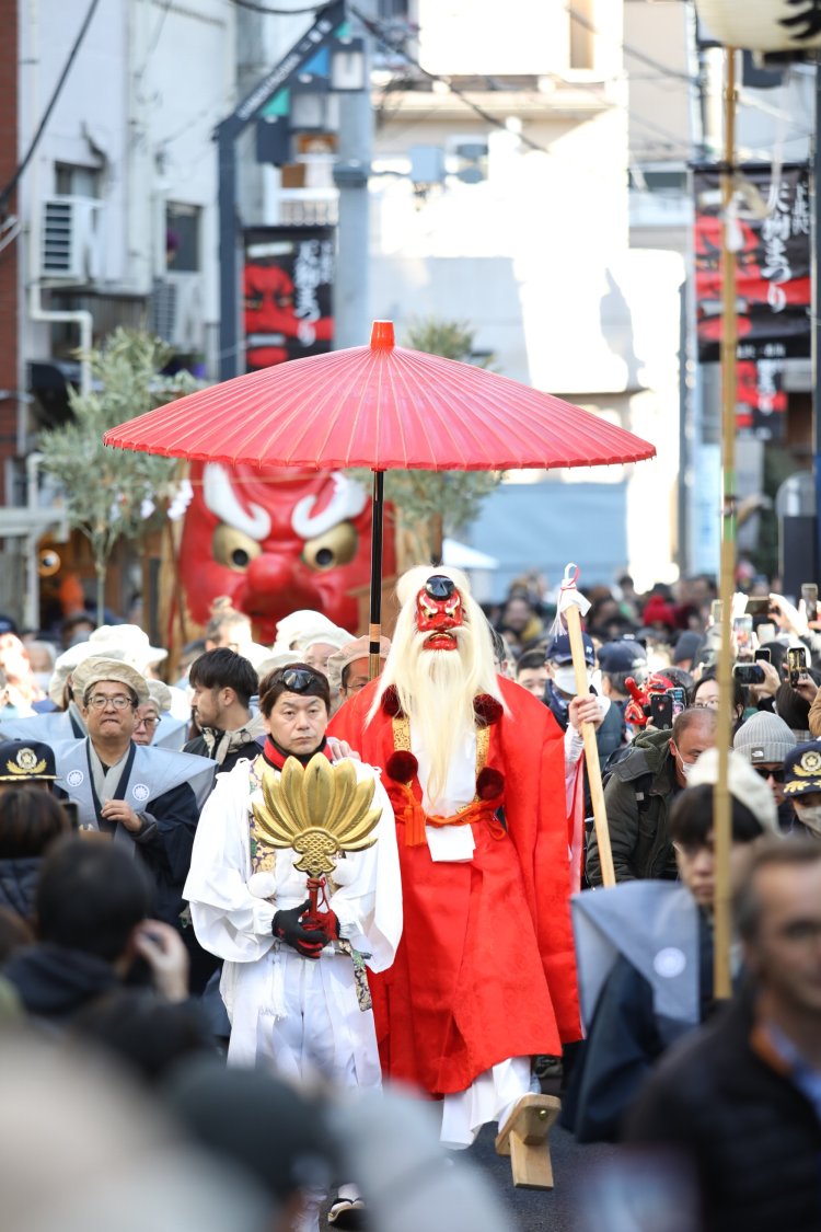 「天下一天狗道中」を一目見ようと多くの観客でごった返す。