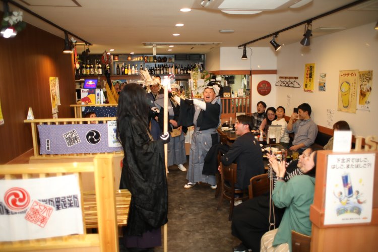 「烏天狗道中前夜露払いの儀」では、お客さんも福豆をもらって盛り上がる。