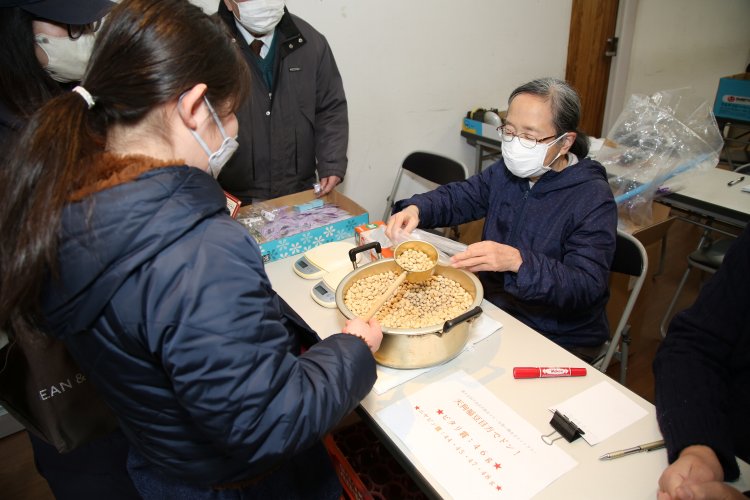 「天狗福豆・目方でドン！」では、ラッキーグラム数を目指してゲームに挑戦しよう！