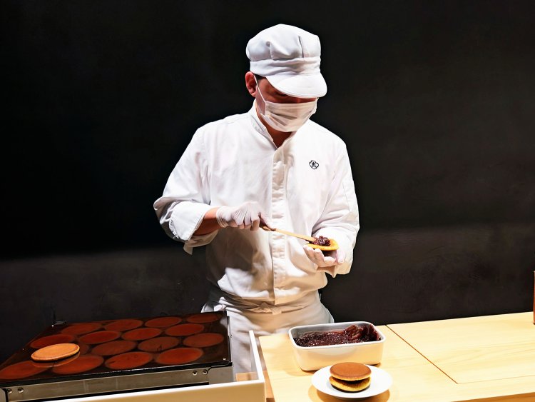 和菓子職人の山根さん。