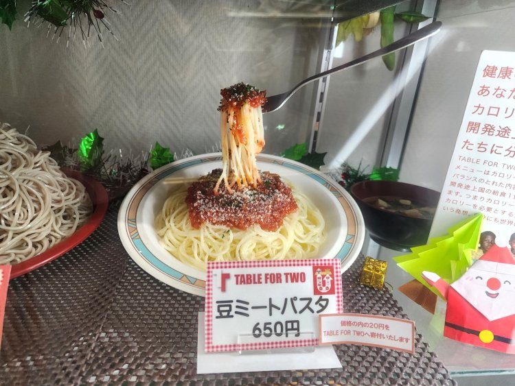 ショーケース内でひと際目を引くミートパスタ。宙に浮くフォークは食品サンプルの代表格だ。