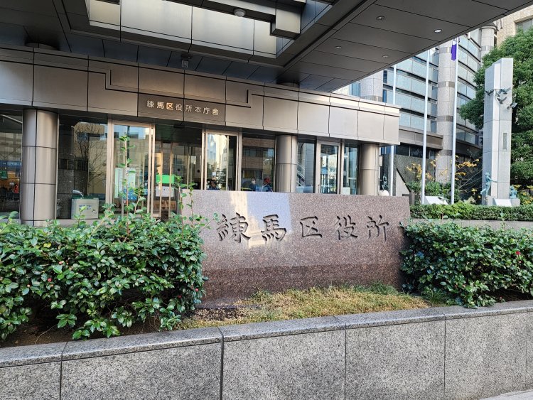 こちらは幹線道路に面した区役所本庁舎1階正面の入り口。向かって右に西庁舎、左に東庁舎の入り口がある。