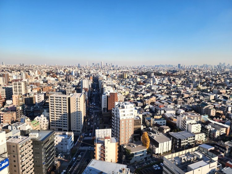 本庁舎20階展望ロビーから東京スカイツリー方面を望む。暗くなれば夜景もきれいだろうなー。