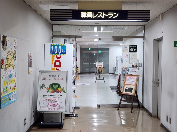 レストラン入り口に到着。入ると右手にサンプルメニューと券売機が並ぶ。