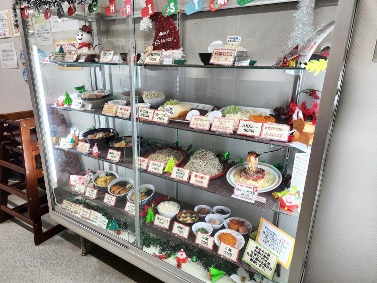 ショーケースに並ぶサンプルを見て注文を決めよう。