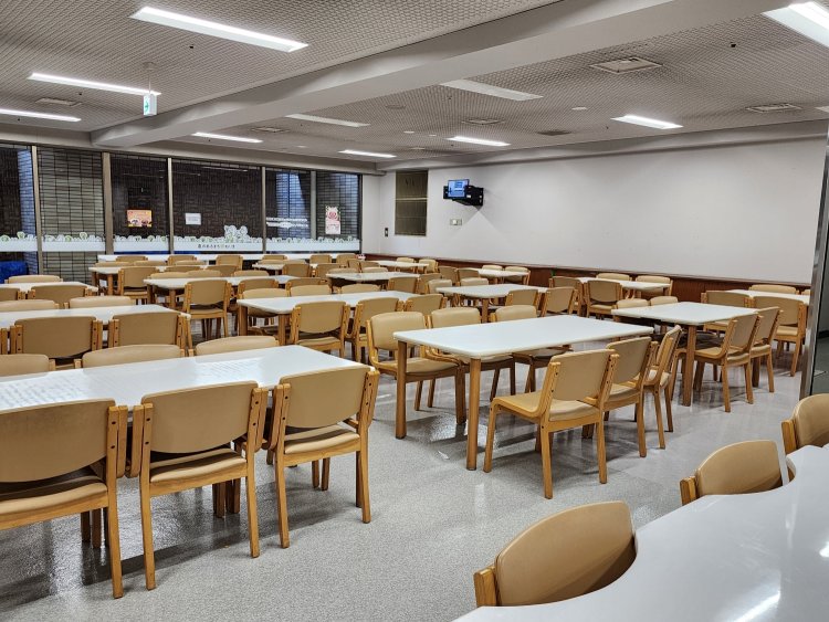 広々として明るい店内。テーブル間に余裕があって、トレーを持っての移動もスムーズ。