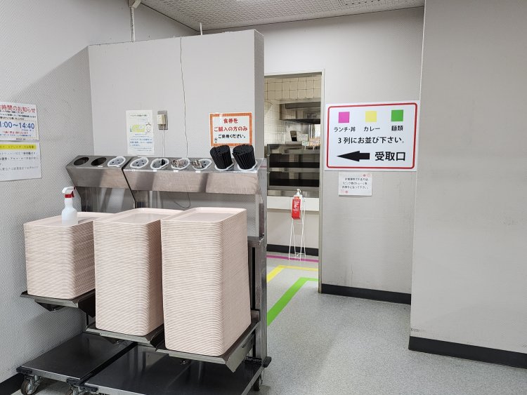 メニューごとに列に並び厨房カウンターへ。