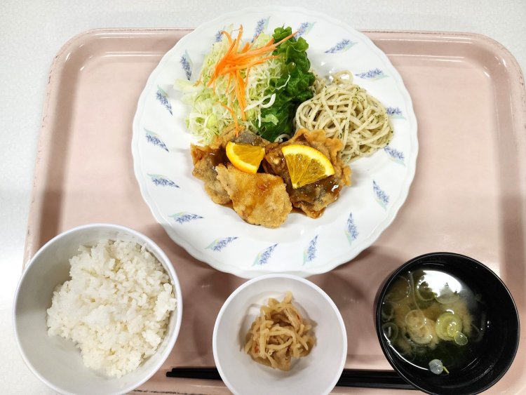 Aランチ700円。メインのおかずにご飯、味噌汁、小鉢が付く。