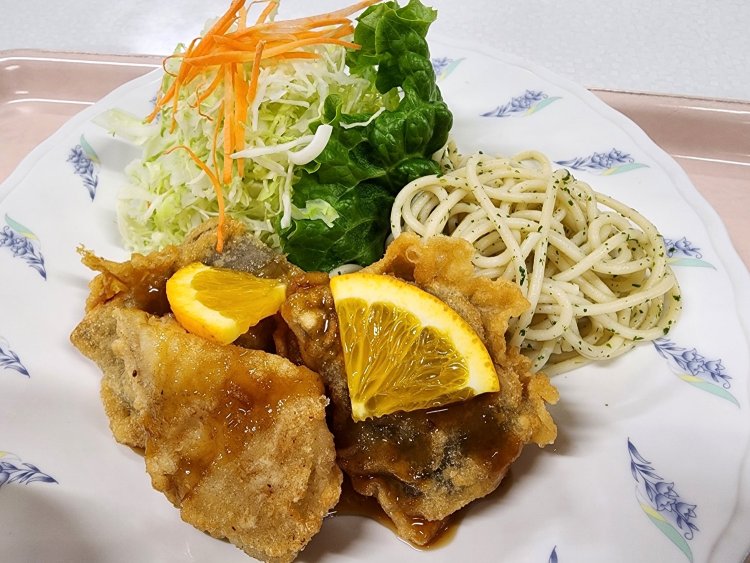 カレイとホキのオレンジ風味揚げ。手前がカレイ、右と奥はホキ。