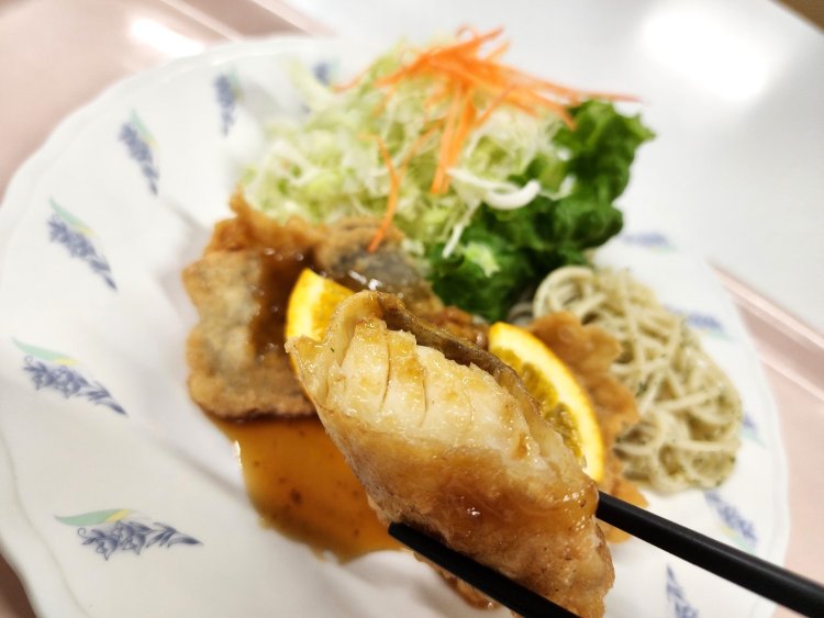 こちらはカレイ。あんかけソースの甘酸っぱさでご飯が進む進む！