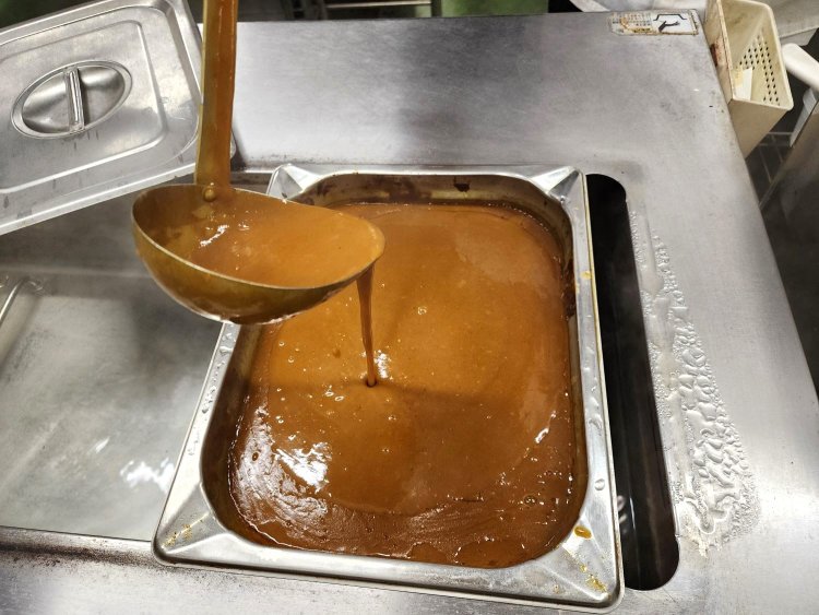 鶏ひき肉、タマネギ、ニンジンをじっくり煮込み、数種類のスパイスを加えた自家製カレー。