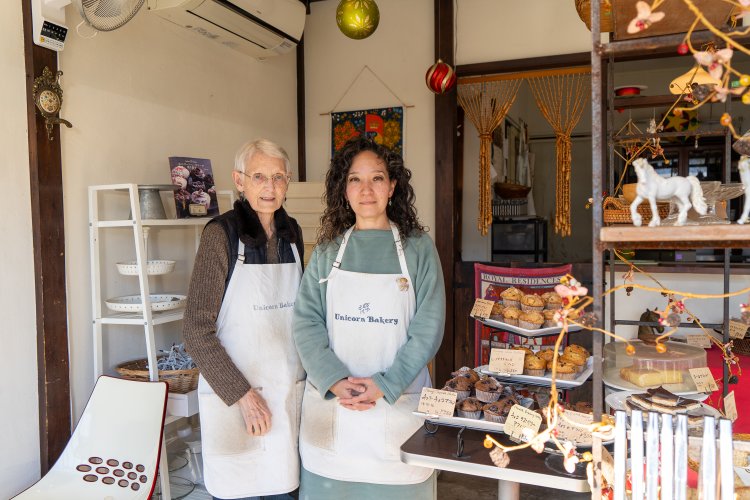 塩原スーザンさんと島澤安從里さん母娘。