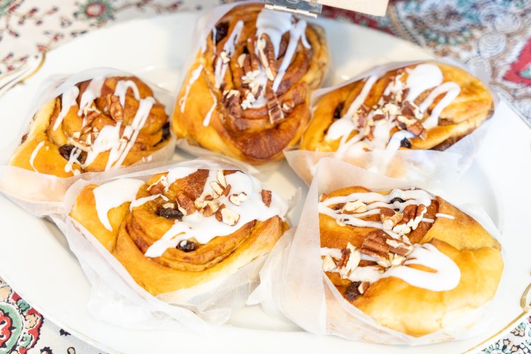 週末の人気商品、シナモンロールは大きさによって値段が異なり、小さいものが250円〜。ピーカンナッツが香ばしい。