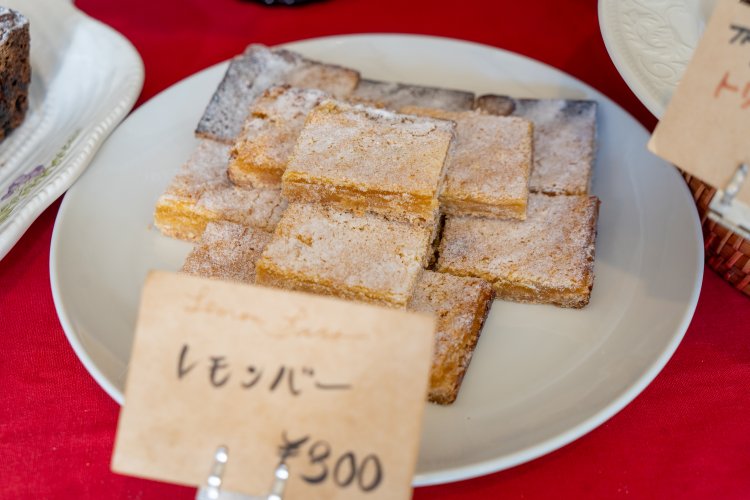 レモンをたっぷり使ったレモンバーは300円。日本で作っているお店はまだ少ない。