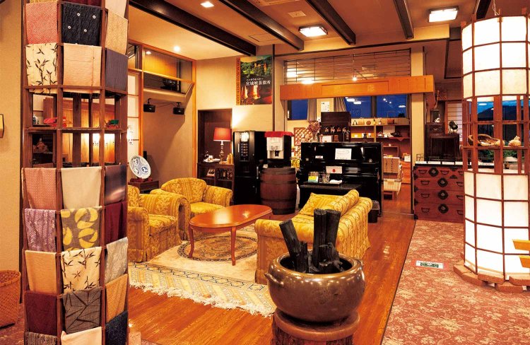 農機具と着物をアレンジしたオブジェが飾られたロビーラウンジは、個性的なくつろぎの空間。